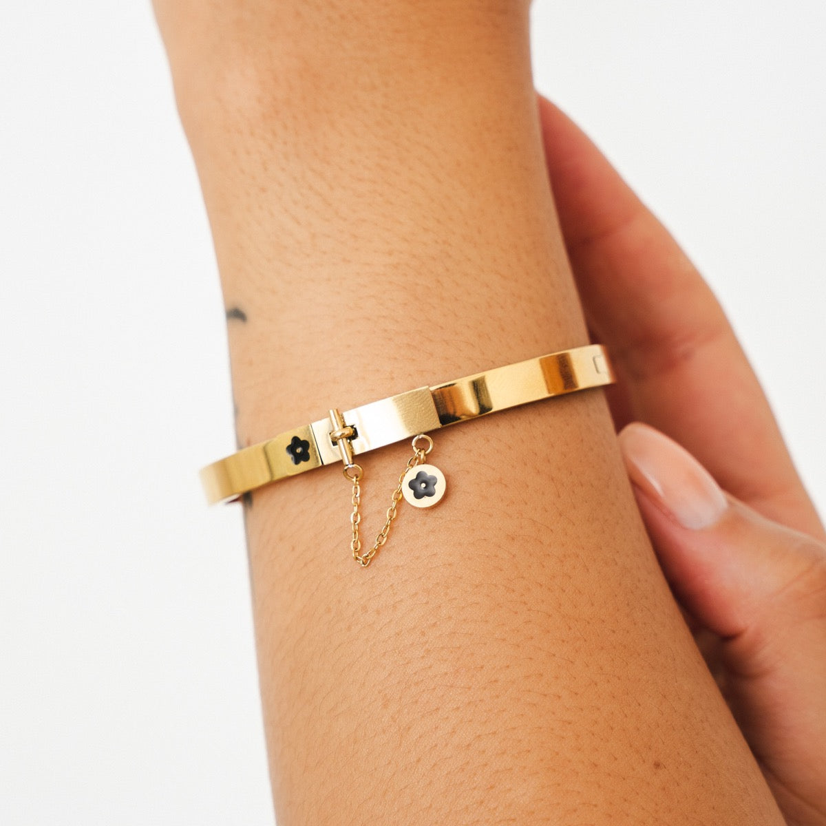 Pulseira com Pingente de Flor e Fecho em Ouro - Megan Joias