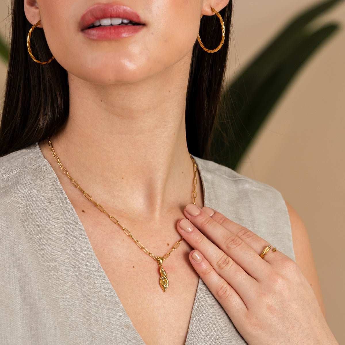 Colar Dourado com Pingente Monica - Megan Joias