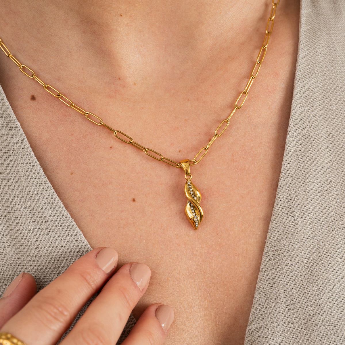 Colar Dourado com Pingente Monica - Megan Joias