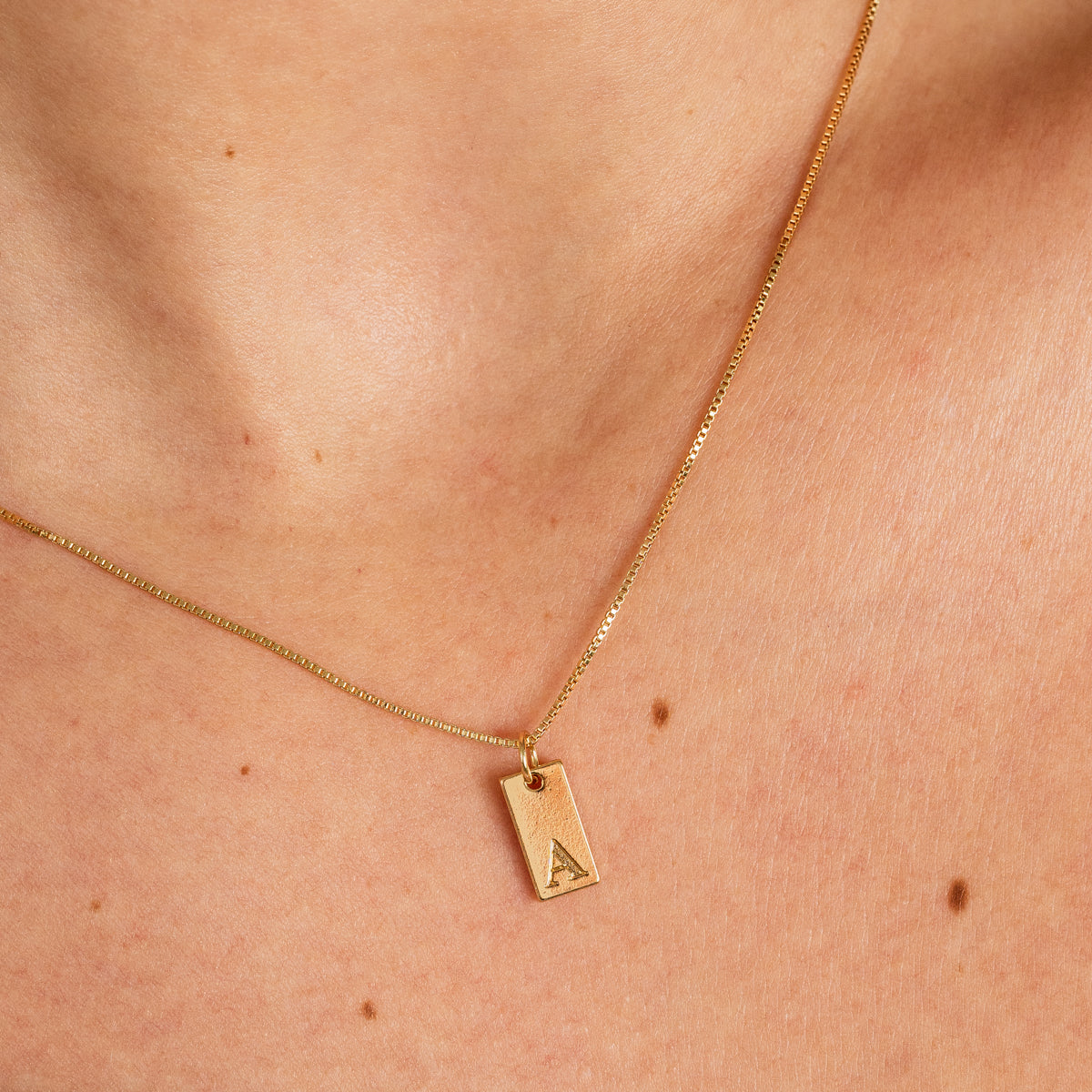 Colar com Inicial Personalizada em Ouro - Modelo Tablet