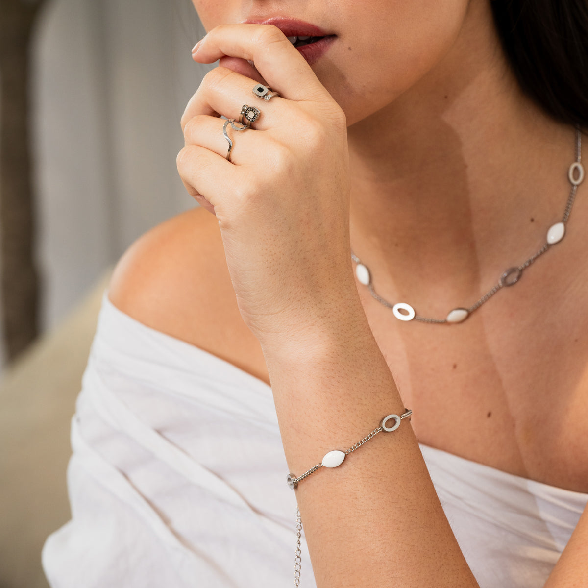 Colar Prata com Pingente Oval Angellica - Megan Joias