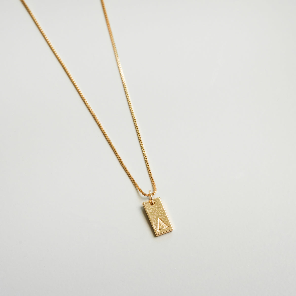 Colar com Inicial Personalizada em Ouro - Modelo Tablet