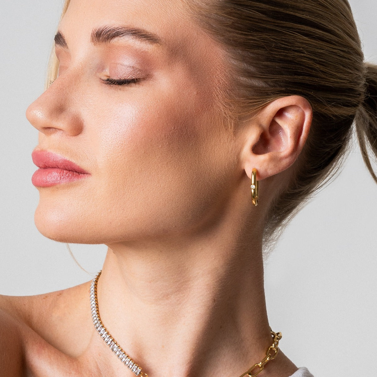 Niveus Gold Hoop Earrings - Megan Joias