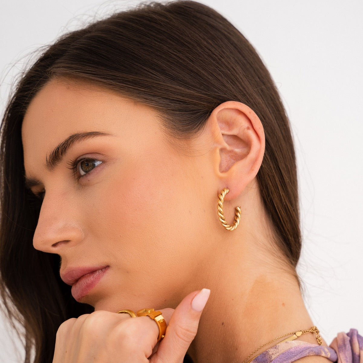 Brinco Sofia Twist em Ouro 18K - Argola - Megan Joias