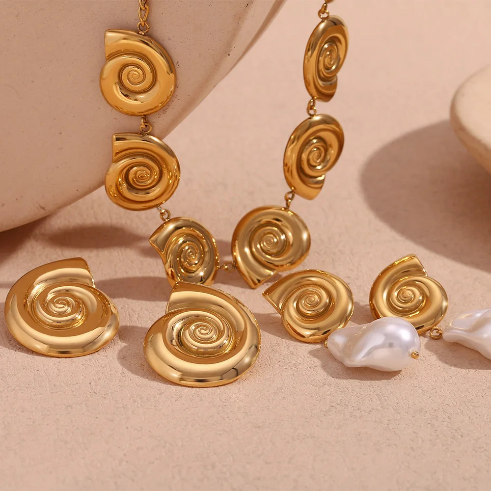 Conjunto Caracol com Pérola Barroca em Aço Inoxidável Banhado a Ouro