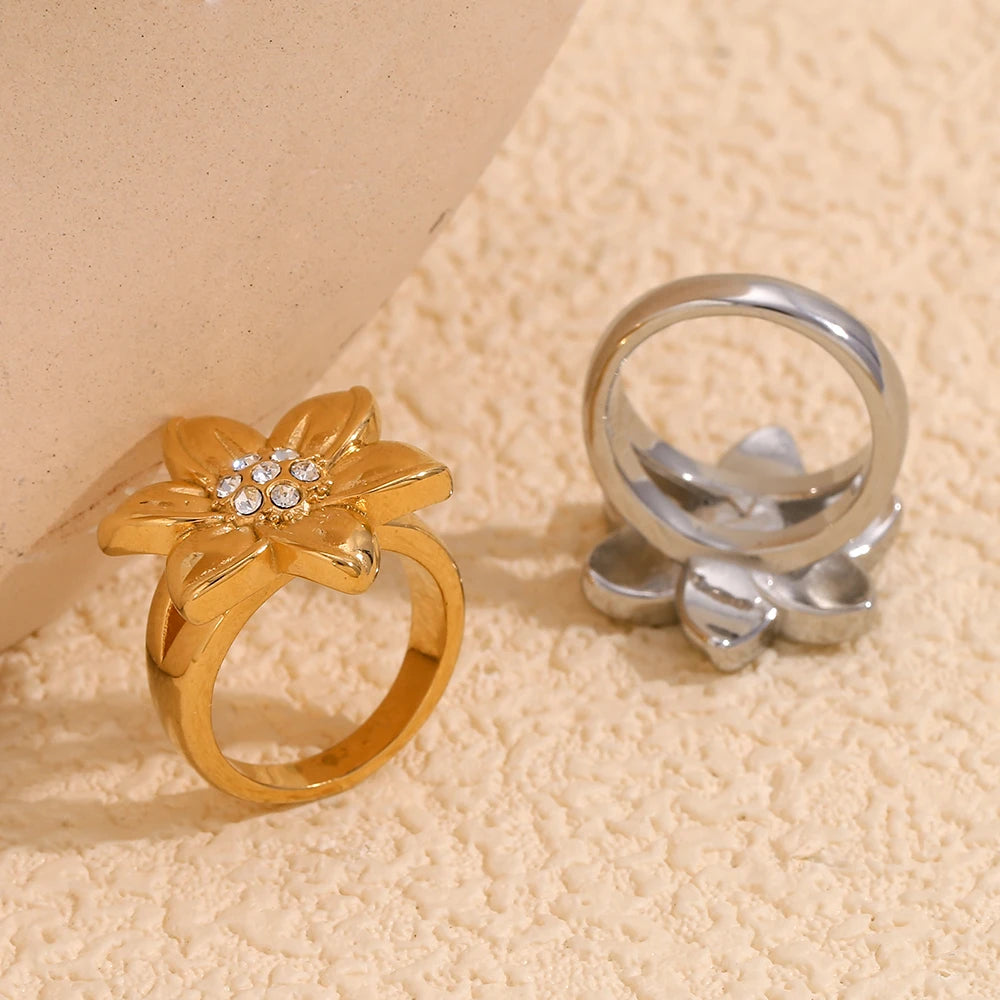 Anel Flor Elegante com Zircônias em Ouro 18K