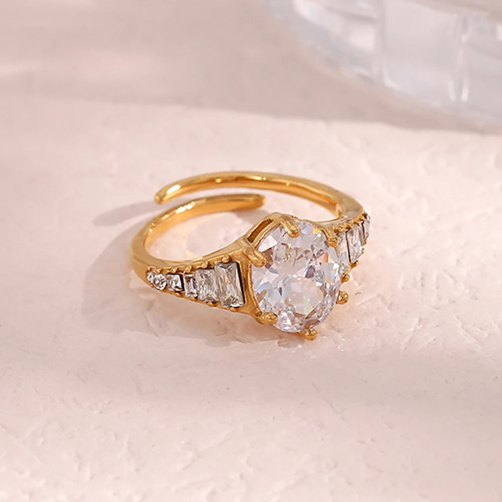 Anel Elegante com Cristal Oval e Zircônia Cúbica