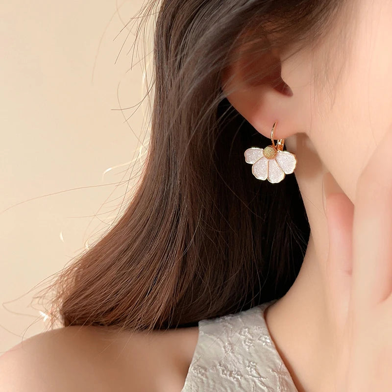Pingente de pétala de esmalte branco para mulheres Conjuntos de joias elegantes Brincos de liga de cobre Design de moda Acessórios doces para meninas 2024